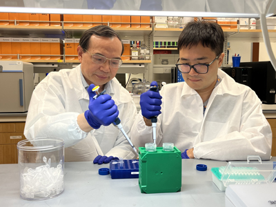 Deng (left) and Wu (right) in the lab